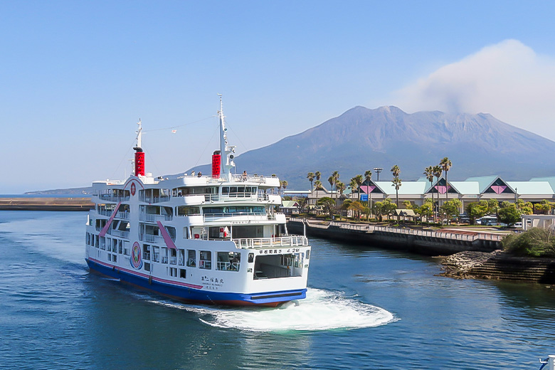 鹿児島港桜島フェリーターミナルから望む桜島と桜島フェリー