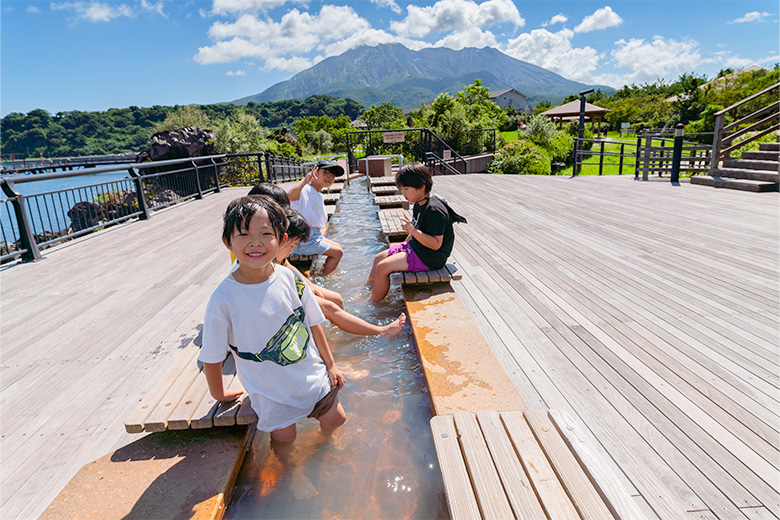 桜島溶岩なぎさ公園足湯と子ども