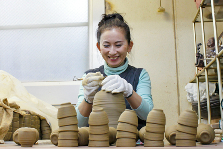 桜岳陶芸 代表の橋野 翠史（はしの みどり）さん